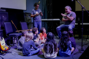 O 43º FIML lança a Incubadora da Escola Municipal de Música de Londrina, um projeto realizado em parceria com a prefeitura de Londrina com o módulo de Música Popular contemplando oito cursos:  Banda de Garagem, Bateria, Guitarra, Violão, Contrabaixo, Piano, Teclado e Técnica Vocal. As aulas.  As aulas começam no dia 2 de outubro, toda segunda-feira das 14h às 16h, na AML Cultural e seguem até dezembro

As inscrições são gratuitas e podem ser feitas aqui no site do Festival.

“Estruturamos uma proposta aberta baseada na Banda de Garagem, um dos cursos de maior procura e que compõe a programação pedagógica do Festival. Para este piloto, a proposta se estrutura com ementa, controle de presença e horários, além de entrega de certificado ao final do curso”, explica a coordenadora pedagógica do FIML e curadora do projeto da Incubadora, Magali Kleber.

Os professores do módulo são de Londrina, com grande experiência na área musical e formativa. São eles: Elthon Dias (bateria), Fernando Gouvêia (guitarra), Gustavo Gorla (violão), Fabrício Fonseca (técnica vocal), e a coordenação é de Maria Kyoko Watanabe (teclado) e Gabriel Zara (contrabaixo).

A 43ª edição do FIML é promovida pelo Governo do Estado do Paraná, Prefeitura do Município de Londrina, Associação de Amigos do Festival Internacional de Música de Londrina, com o apoio institucional da Universidade Estadual de Londrina. O projeto da Incubadora da Escola Municipal de Música de Londrina tem o patrocínio do PROMIC – Programa Municipal de Incentivo à Cultura e apoio da Associação Médica de Londrina.

