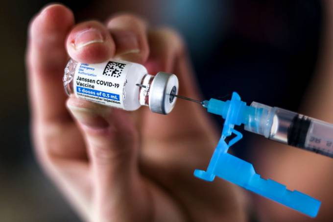 Primeiro imunizante de dose única no país começa a ser aplicado em Londrina