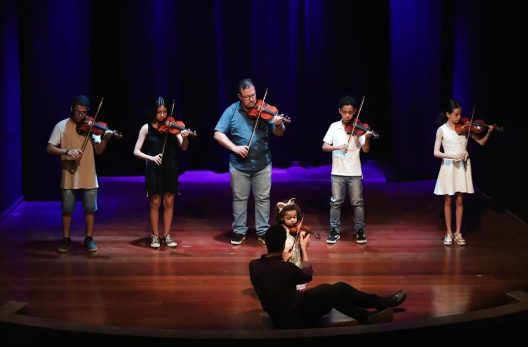 Alunos do estúdio Stella Versus sobem ao palco da AML Cultural